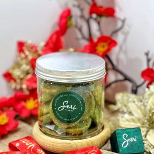 Cookies matcha chocolate chip tại Sari Bakery được đựng trong hũ, bánh giòn rụm và thơm vị matcha.