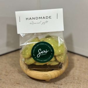 Cookies matcha chocolate chip Sari Bakery được đóng gói gọn gàng, dễ mang đi.