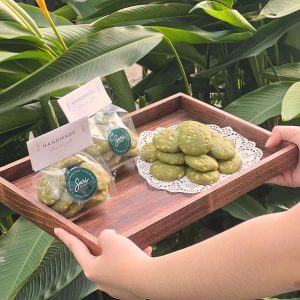 Cookies matcha chocolate chip giòn rụm bày trên khay, phù hợp dùng kèm trà hoặc cà phê.