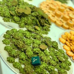 Cookies matcha được tạo hình và chuẩn bị trong quá trình làm bánh tại Sari Bakery.