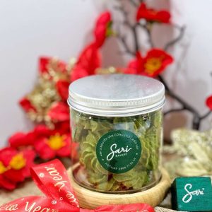 Cookies matcha tại Sari Bakery được đựng trong hũ, phù hợp làm quà tặng nhỏ gọn.