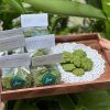 Cookies matcha giòn nhẹ được bày trên khay, phù hợp ăn vặt hoặc dùng kèm trà.