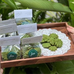 Cookies matcha giòn nhẹ được bày trên khay, phù hợp ăn vặt hoặc dùng kèm trà.