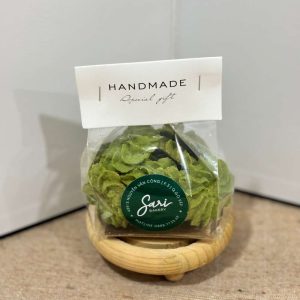 Cookies matcha Sari Bakery đóng gói với màu xanh trà xanh tự nhiên, bánh giòn nhẹ và dễ ăn.