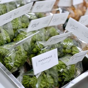 Cookies matcha tại Sari Bakery được đóng gói sẵn, bánh giòn nhẹ và thơm vị trà xanh.