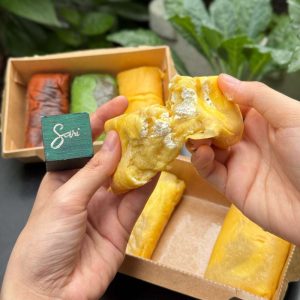 Bánh crepe cuộn mix 3 vị ăn lạnh với nhân kem béo nhẹ tại Sari Bakery