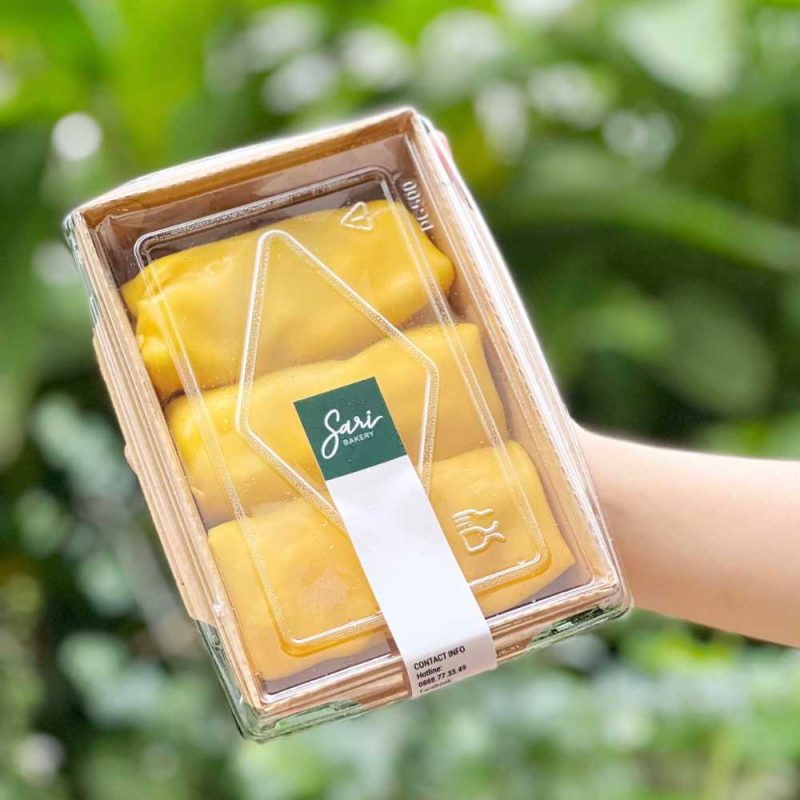 Bánh crepe cuộn nhân sầu riêng tại Sari Bakery, vỏ mỏng mịn, nhân kem sầu riêng béo nhẹ.