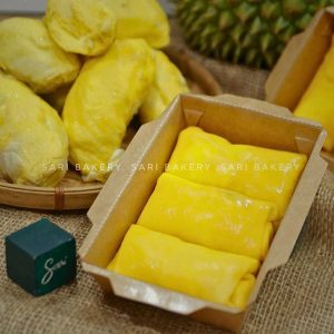 Crepe sầu riêng cuộn với lớp vỏ mỏng mịn, nhân kem sầu riêng béo nhẹ – bánh lạnh đặc trưng tại Sari Bakery.