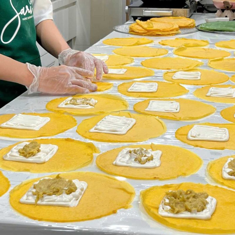 Crepe sầu riêng cuộn với lớp vỏ mỏng mịn, nhân kem sầu riêng béo nhẹ – bánh lạnh đặc trưng tại Sari Bakery.