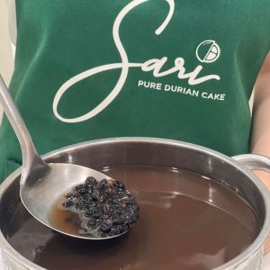 Nước đậu đen xanh lòng rang đang nấu thủ công tại bếp Sari Bakery Gò Vấp