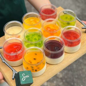 Panna cotta trái cây nhiều vị tại Sari Bakery với topping dâu xoài chanh dây