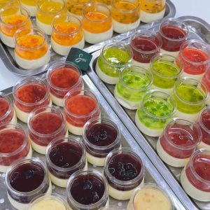 Panna cotta trái cây Sari Bakery nhiều màu sắc với topping trái cây tươi