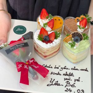 Set 4 ly tim mix vị trang trí trái cây tươi tại Sari Bakery