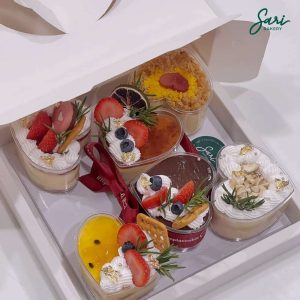 Ly bánh tim mix vị trang trí trái cây – set bánh sinh nhật mini Sari Bakery