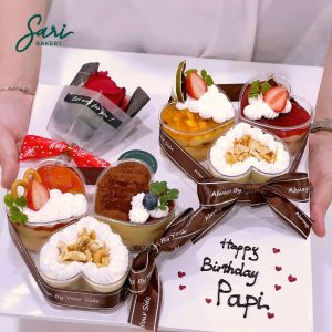 Set 6 ly tim mix vị kèm hoa nhỏ dùng cho tiệc sinh nhật nhỏ