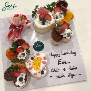Set 6 ly tim mix vị kèm hoa nhỏ phong cách sang nhẹ tại Sari Bakery