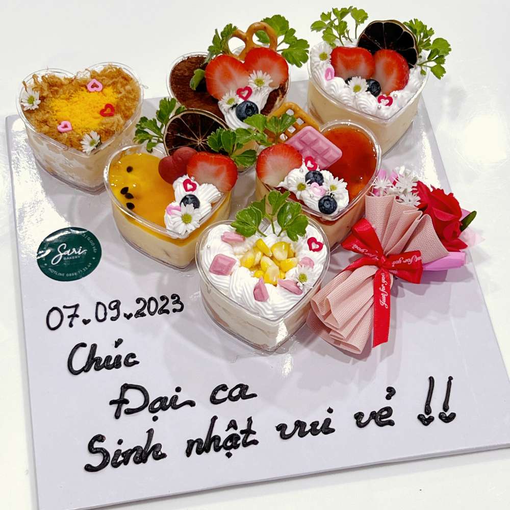 Set 6 ly tim mix vị kèm hoa nhỏ trang trí lời chúc sinh nhật tại Sari Bakery Gò Vấp Set 6 ly tim mix vị kèm hoa nhỏ trang trí lời chúc sinh nhật tại Sari Bakery Gò Vấp