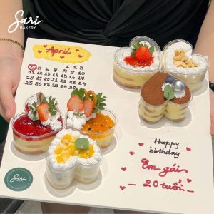 Mẫu bánh sinh nhật mini dạng ly tim với 6 vị khác nhau, phù hợp tiệc gia đình và sinh nhật đơn giản.