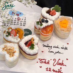 Set bánh 6 ly tim mix vị trang trí trái cây tươi