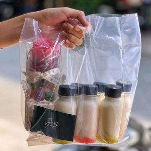 Đóng gói sữa chua uống trái cây Sari Bakery – tiện mang đi, dễ bảo quản.