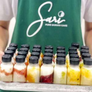 Set sữa chua uống trái cây handmade tại Sari Bakery – phù hợp tiệc và văn phòng.