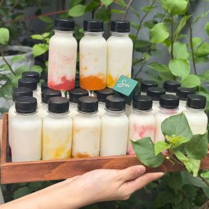 Sữa chua uống trái cây Sari Bakery làm từ sữa bò tươi và sinh tố trái cây tự nhiên.