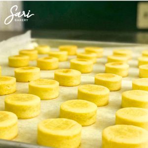 bánh dứa xếp khay sản xuất thủ công Sari