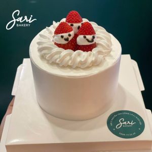 Bánh bento mini kem be trang trí dâu tươi – Sari Bakery Gò Vấp