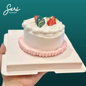 Bánh bento mini kem trắng hồng decor trái cây – Sari Bakery TP.HCM