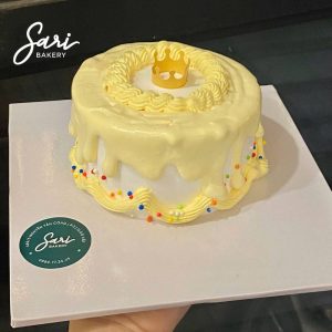 Bánh bento mini kem vàng trang trí đơn giản – Sari Bakery Gò Vấp TP.HCM