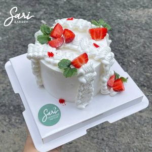 Bánh bento mini kem trắng trang trí dâu tươi – Sari Bakery Gò Vấp TP.HCM