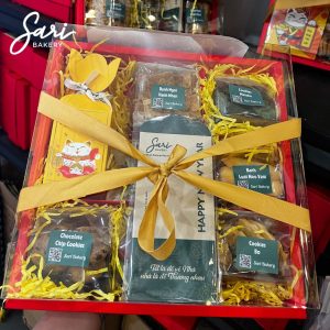 hộp quà Tết mica 9 ngăn Sari Bakery đóng gói cao cấp