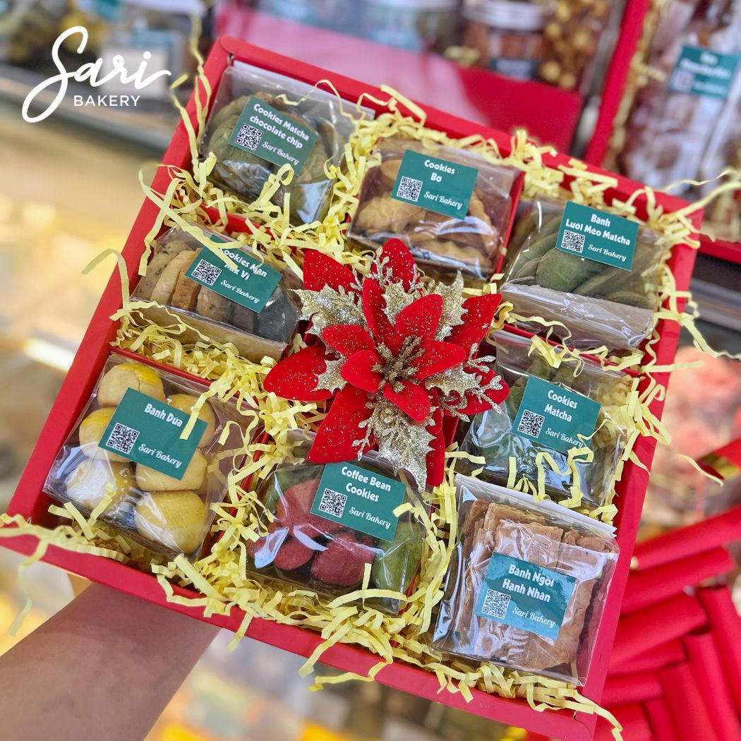 Set mica 9 ngăn trưng bày set hộp quà mica 9 ngăn Sari Bakery trưng bày Tết