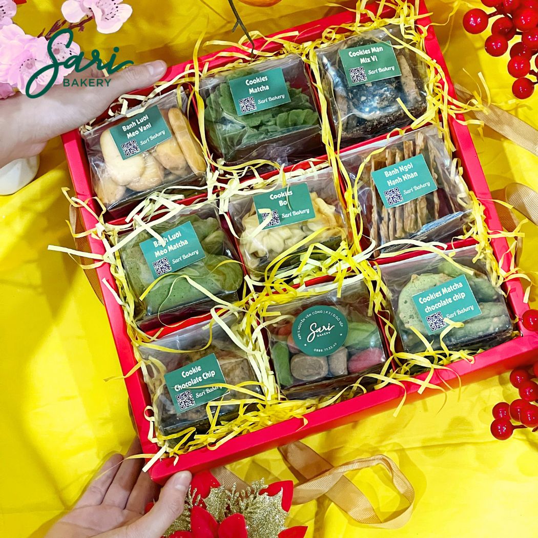 Hộp mica 9 ngăn hoa mai hộp quà mica 9 ngăn trang trí hoa mai Sari Bakery