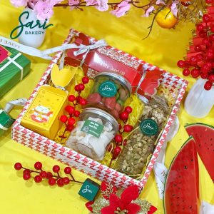 hộp quà Tết mica 9 ngăn phối nền vàng Sari