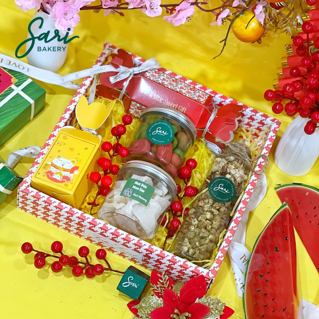 Hộp mica 9 ngăn nền vàng hộp quà Tết mica 9 ngăn phối nền vàng Sari