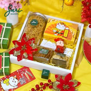 set quà Tết mica 9 ngăn Sari Bakery tone đỏ