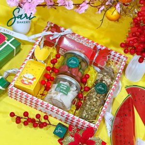 hộp quà mica 9 ngăn đóng nơ cao cấp Sari Bakery