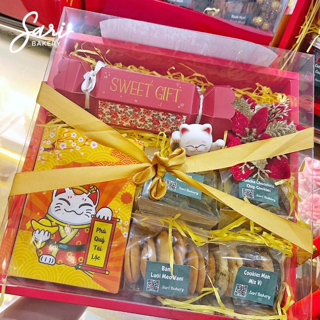 Hộp mica 9 ngăn có túi hộp quà mica 9 ngăn Sari Bakery kèm túi xách