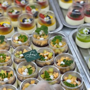 Panna cotta hũ tròn decor trái cây tươi tại Sari Bakery Gò Vấp