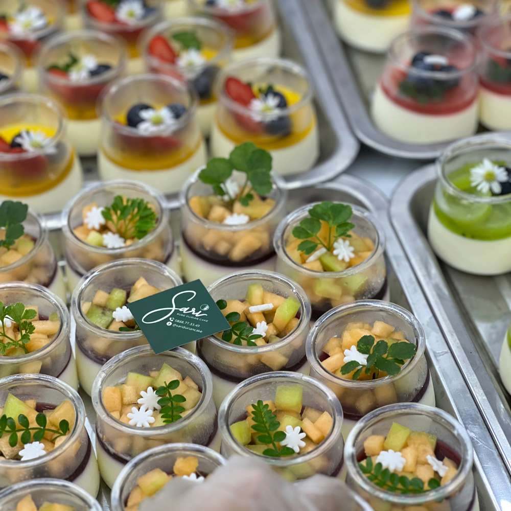 Panna cotta hũ tròn decor trái cây – Sari Bakery Panna cotta hũ tròn decor trái cây tươi tại Sari Bakery Gò Vấp