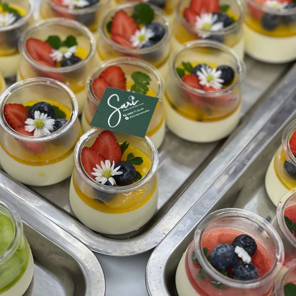 Panna cotta hũ tròn nhiều vị – bánh lạnh Sari Bakery Bánh panna cotta hũ tròn nhiều vị trái cây tại Sari Bakery