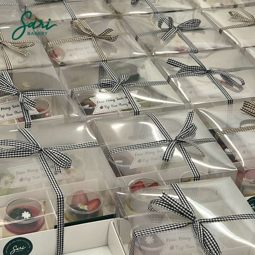 Chuẩn bị panna cotta hũ tròn decor tại Sari Quy trình chuẩn bị panna cotta hũ tròn tại Sari Bakery