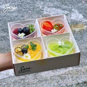 Set 4 panna cotta ly tim decor trái cây tại Sari Bakery – bánh lạnh trang trí đẹp cho sinh nhật và tiệc nhẹ