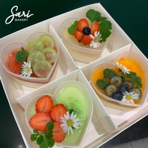 Set 4 panna cotta ly tim trang trí trái cây – quà sinh nhật nhẹ nhàng Sari Bakery
