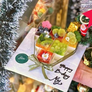 set panna cotta ly vuông decor sinh nhật bé 1 tuổi tại Sari Bakery