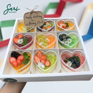 Set 9 panna cotta ly tim decor trái cây tại Sari Bakery – bánh lạnh tiệc sinh nhật