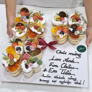 Set bánh sinh nhật 12 ly tim mix vị tại Sari Bakery, trang trí trái cây tươi