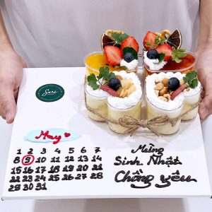 Set bánh sinh nhật 4 ly tim mix vị tại Sari Bakery, trang trí trái cây tươi và kem nhẹ