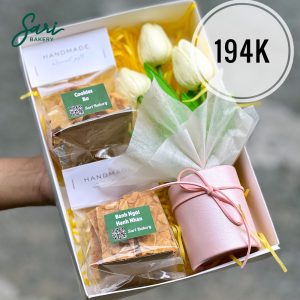 Hộp quà nắp mica chữ nhật phối tulip trắng, ly hồng pastel và bánh handmade – Sari Bakery